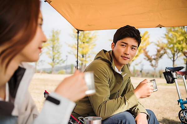 포토 JPG 주간 커플 응시 여자 남자 여유 커피 여행 휴식 아웃도어 들기 사람 상반신 20대 성인 야외 두명 옆모습 마주보기 캠핑 한국인 마시기 가을 커피잔 성인만 소확행 강천섬 국내포토 여주시 자연요소 시선 계절 감정 음료 뷰포인트 섬 컨셉 관계 모션 레저 잔 동양인 청년 신조어 경기도 파일형식 여주_지역
