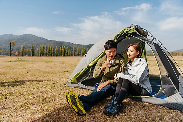 포토 JPG 주간 전신 커플 여자 남자 여유 여행 휴식 아웃도어 텐트 미소 들기 사람 앉기 풍경 잔디 20대 성인 야외 두명 옆모습 맑음 캠핑 한국인 마시기 가을 커피잔 힐링 성인만 소확행 강천섬 국내포토 여주시 자연요소 식물 계절 감정 커피 뷰포인트 섬 컨셉 관계 모션 레저 날씨 잔 표정 캠핑도구 동양인 청년 신조어 경기도 파일형식 여주_지역