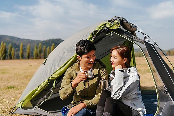 포토 JPG 주간 커플 응시 여자 남자 여유 커피 여행 휴식 아웃도어 텐트 미소 사람 앉기 잔디 상반신 20대 성인 야외 두명 앞모습 맑음 다정 캠핑 한국인 마시기 가을 커피잔 성인만 강천섬 국내포토 여주시 자연요소 식물 시선 계절 감정 음료 뷰포인트 섬 컨셉 관계 모션 레저 날씨 잔 표정 캠핑도구 동양인 청년 경기도 파일형식 여주_지역