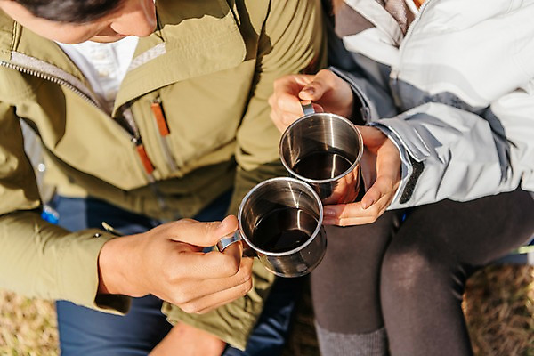 포토 JPG 주간 커플 여자 남자 여유 여행 휴식 아웃도어 사람 앉기 상반신 20대 성인 야외 두명 하이앵글 캠핑 한국인 가을 잡기 커피잔 건배 힐링 성인만 소확행 강천섬 국내포토 여주시 자연요소 계절 감정 커피 뷰포인트 섬 컨셉 관계 모션 레저 잔 동양인 청년 신조어 경기도 파일형식 여주_지역