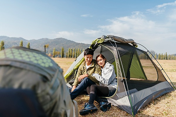 포토 JPG 주간 전신 커플 응시 여자 남자 여유 여행 배낭 휴식 아웃도어 텐트 미소 사람 앉기 잔디 20대 성인 야외 두명 옆모습 팔짱 맑음 기댐 캠핑 한국인 가을 힐링 성인만 소확행 강천섬 국내포토 여주시 자연요소 식물 시선 계절 감정 뷰포인트 섬 컨셉 가방 관계 모션 레저 날씨 표정 캠핑도구 동양인 청년 신조어 경기도 파일형식 여주_지역 잡화 한국 인종 도구 유행어 아시아 유행 나라
