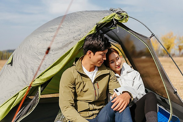 포토 JPG 주간 커플 응시 여자 남자 여유 여행 휴식 아웃도어 텐트 미소 사람 앉기 잔디 상반신 20대 성인 야외 두명 앞모습 기댐 다정 캠핑 한국인 가을 성인만 강천섬 국내포토 여주시 자연요소 식물 시선 계절 감정 뷰포인트 섬 컨셉 관계 모션 레저 표정 캠핑도구 동양인 청년 경기도 파일형식 여주_지역