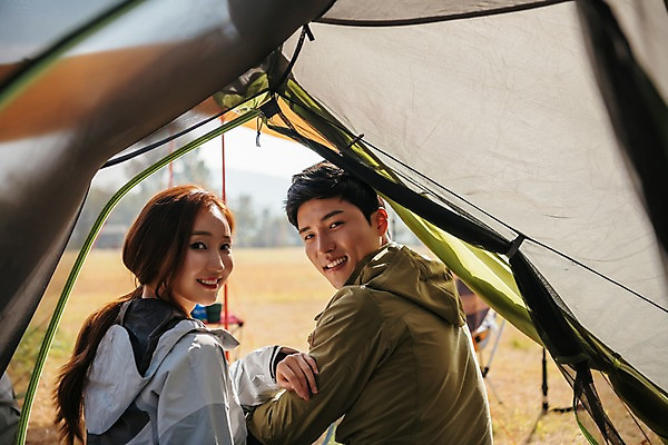 포토 JPG 주간 커플 응시 여자 남자 여유 여행 휴식 아웃도어 텐트 미소 사람 앉기 잔디 상반신 20대 성인 야외 두명 뒷모습 다정 캠핑 한국인 가을 뒤돌아보기 성인만 강천섬 국내포토 여주시 자연요소 식물 시선 계절 감정 뷰포인트 섬 컨셉 관계 모션 레저 표정 캠핑도구 동양인 청년 경기도 파일형식 여주_지역