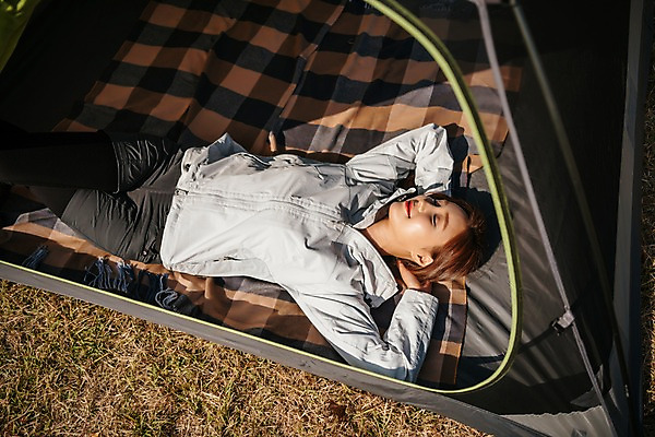 포토 JPG 주간 우먼라이프 여자 여유 여행 휴식 아웃도어 텐트 한명 미소 사람 잔디 상반신 20대 성인 야외 앞모습 하이앵글 눕기 눈감음 캠핑 한국인 가을 담요 팔베개 싱글라이프 성인여자한명만 소확행 강천섬 국내포토 여주시 자연요소 식물 1 라이프스타일 계절 감정 뷰포인트 섬 컨셉 모션 레저 표정 캠핑도구 동양인 청년 신조어 경기도 여자한명만 성인여자만 파일형식 여주_지역