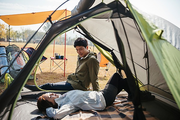포토 JPG 주간 전신 커플 응시 여자 남자 여유 여행 배낭 휴식 아웃도어 텐트 미소 사람 앉기 잔디 초원 20대 성인 야외 두명 옆모습 눕기 눈감음 캠핑 한국인 가을 힐링 팔베개 야외의자 성인만 소확행 강천섬 국내포토 여주시 자연요소 식물 시선 계절 감정 뷰포인트 섬 컨셉 의자 가방 관계 모션 레저 표정 캠핑도구 동양인 청년 신조어 경기도 파일형식 여주_지역