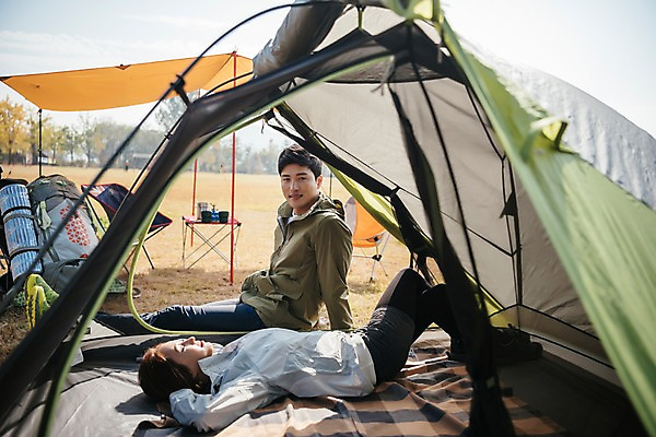 포토 JPG 주간 전신 커플 응시 여자 남자 여유 여행 배낭 휴식 아웃도어 텐트 미소 사람 앉기 잔디 초원 20대 성인 야외 두명 옆모습 눕기 눈감음 캠핑 한국인 가을 힐링 팔베개 야외의자 야외테이블 성인만 소확행 강천섬 국내포토 여주시 자연요소 식물 시선 계절 감정 뷰포인트 섬 컨셉 의자 가방 관계 모션 탁자 레저 표정 캠핑도구 동양인 청년 신조어 경기도 파일형식 여주_지역