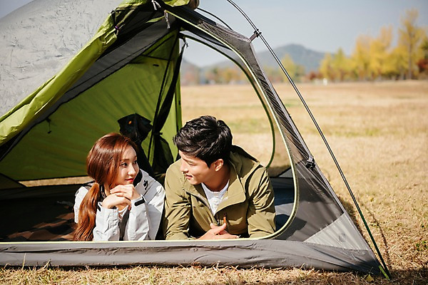 포토 JPG 주간 커플 응시 여자 남자 엎드리기 여행 아웃도어 텐트 대화 미소 사람 잔디 초원 상반신 20대 성인 야외 두명 앞모습 마주보기 턱괴기 다정 캠핑 한국인 가을 성인만 강천섬 국내포토 여주시 자연요소 식물 시선 계절 뷰포인트 섬 컨셉 관계 모션 레저 표정 캠핑도구 말하기 동양인 청년 경기도 파일형식 여주_지역