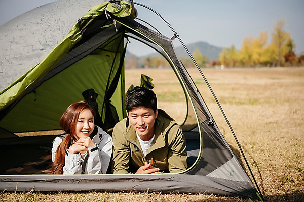 포토 JPG 주간 전신 커플 응시 여자 남자 엎드리기 여행 아웃도어 텐트 미소 사람 잔디 초원 20대 성인 야외 두명 앞모습 턱괴기 다정 캠핑 한국인 가을 성인만 강천섬 국내포토 여주시 자연요소 식물 시선 계절 뷰포인트 섬 컨셉 관계 모션 레저 표정 캠핑도구 동양인 청년 경기도 파일형식 여주_지역