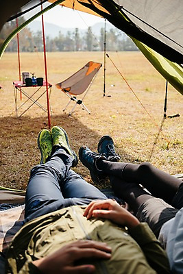 포토 JPG 주간 커플 여자 남자 여유 여행 휴식 아웃도어 텐트 사람 잔디 초원 20대 성인 야외 두명 앞모습 눕기 캠핑 한국인 하반신 가을 야외의자 야외테이블 성인만 소확행 강천섬 국내포토 여주시 자연요소 식물 계절 감정 뷰포인트 섬 컨셉 의자 관계 모션 탁자 레저 캠핑도구 동양인 청년 신조어 경기도 파일형식 여주_지역