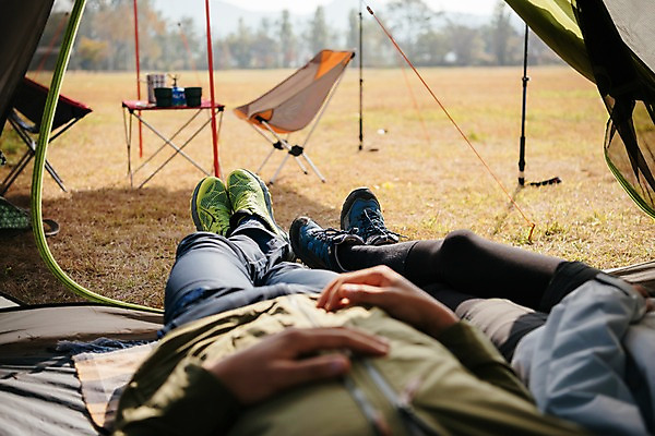 포토 자연요소 식물 계절 감정 뷰포인트 섬 컨셉 의자 관계 모션 탁자 레저 캠핑도구 사람 동양인 청년 신조어 경기도 파일형식 여주_지역 휴식 소확행 여유 힐링 앞모습 잔디 초원 야외테이블 야외의자 텐트 눕기 하반신 JPG 20대 주간 야외 커플 한국인 두명 성인 여자 남자 성인만 여행 여주시 강천섬 캠핑 가을 아웃도어 국내포토