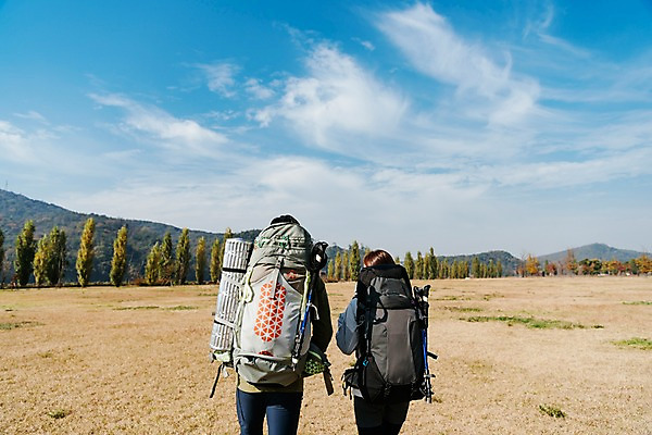 포토 JPG 주간 구름 커플 여자 남자 여행 배낭 하늘 아웃도어 사람 풍경 잔디 초원 상반신 20대 성인 야외 두명 뒷모습 걷기 맑음 한국인 가을 성인만 강천섬 국내포토 여주시 자연요소 식물 계절 뷰포인트 섬 가방 관계 모션 날씨 동양인 청년 경기도 파일형식 여주_지역