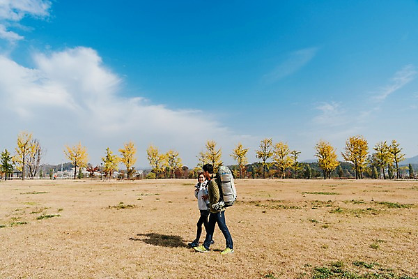 포토 JPG 주간 전신 구름 커플 응시 여자 남자 여행 배낭 하늘 아웃도어 사람 풍경 잔디 초원 20대 성인 야외 두명 옆모습 마주보기 걷기 맑음 한국인 가을 성인만 강천섬 국내포토 여주시 자연요소 식물 시선 계절 뷰포인트 섬 가방 관계 모션 날씨 동양인 청년 경기도 파일형식 여주_지역