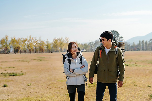 포토 JPG 주간 커플 응시 여자 남자 여행 배낭 아웃도어 대화 미소 사람 풍경 잔디 초원 상반신 20대 성인 야외 두명 앞모습 아웃포커스 걷기 팔짱 한국인 가을 즐거움 성인만 강천섬 국내포토 여주시 자연요소 식물 시선 계절 감정 뷰포인트 섬 가방 관계 모션 촬영기법 표정 말하기 동양인 청년 경기도 파일형식 여주_지역