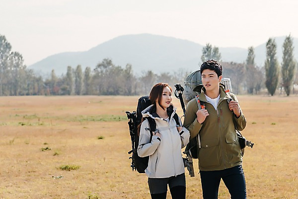 포토 JPG 주간 커플 응시 여자 남자 여행 배낭 아웃도어 미소 사람 풍경 잔디 초원 상반신 20대 성인 야외 두명 앞모습 아웃포커스 걷기 한국인 가을 성인만 강천섬 국내포토 여주시 자연요소 식물 시선 계절 뷰포인트 섬 가방 관계 모션 촬영기법 표정 동양인 청년 경기도 파일형식 여주_지역