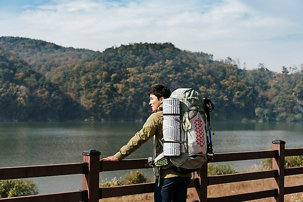 포토 JPG 주간 응시 남자 여행 배낭 난간 산 아웃도어 한명 서기 사람 풍경 상반신 20대 성인 야외 옆모습 강 맑음 기댐 한국인 가을 잡기 성인남자한명만 강천섬 국내포토 여주시 자연요소 1 시선 계절 뷰포인트 섬 가방 모션 날씨 동양인 청년 경기도 남자한명만 성인남자만 파일형식 여주_지역