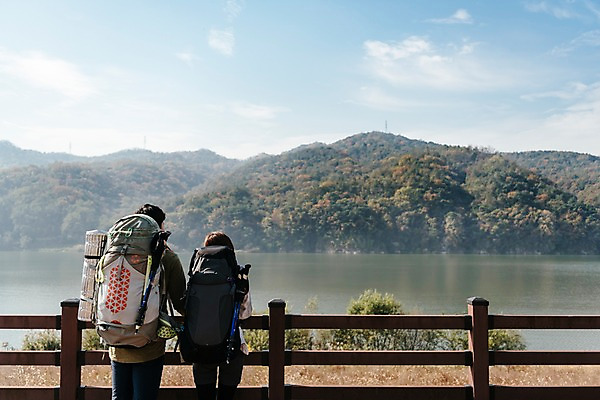 포토 JPG 주간 커플 응시 여자 남자 여행 배낭 난간 하늘 산 아웃도어 서기 사람 풍경 상반신 20대 성인 야외 두명 뒷모습 강 맑음 기댐 한국인 가을 성인만 강천섬 국내포토 여주시 자연요소 시선 계절 뷰포인트 섬 가방 관계 모션 날씨 동양인 청년 경기도 파일형식 여주_지역
