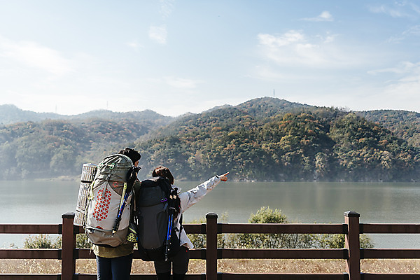 포토 JPG 주간 커플 응시 여자 남자 여행 배낭 난간 산 아웃도어 서기 사람 풍경 상반신 20대 성인 야외 두명 뒷모습 강 맑음 한국인 가을 가리킴 성인만 강천섬 국내포토 여주시 자연요소 시선 계절 뷰포인트 섬 가방 관계 모션 날씨 동양인 손짓 청년 경기도 파일형식 여주_지역