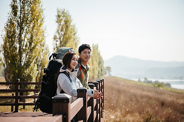 포토 JPG 주간 나무 커플 응시 여자 남자 여행 배낭 난간 아웃도어 서기 미소 사람 풍경 상반신 20대 성인 야외 두명 옆모습 기댐 한국인 가을 성인만 강천섬 국내포토 여주시 자연요소 식물 시선 계절 뷰포인트 섬 가방 관계 모션 표정 동양인 청년 경기도 파일형식 여주_지역