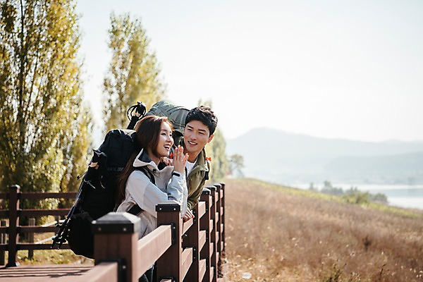 포토 JPG 주간 커플 응시 여자 남자 여행 배낭 난간 아웃도어 서기 미소 사람 풍경 상반신 20대 성인 야외 두명 옆모습 기댐 한국인 가을 성인만 강천섬 국내포토 여주시 자연요소 시선 계절 뷰포인트 섬 가방 관계 모션 표정 동양인 청년 경기도 파일형식 여주_지역