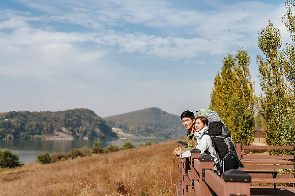 포토 JPG 주간 구름 커플 응시 여자 남자 여행 배낭 난간 하늘 산 아웃도어 서기 미소 사람 풍경 상반신 20대 성인 야외 두명 옆모습 강 맑음 기댐 한국인 가을 성인만 강천섬 국내포토 여주시 자연요소 시선 계절 뷰포인트 섬 가방 관계 모션 날씨 표정 동양인 청년 경기도 파일형식 여주_지역