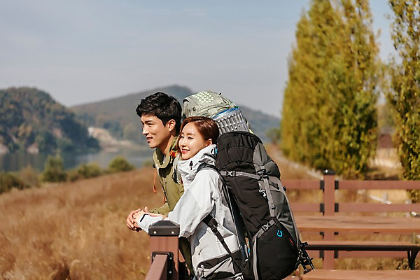 포토 JPG 주간 커플 응시 여자 남자 여행 배낭 난간 아웃도어 서기 미소 사람 풍경 상반신 20대 성인 야외 두명 옆모습 기댐 한국인 가을 성인만 강천섬 국내포토 여주시 자연요소 시선 계절 뷰포인트 섬 가방 관계 모션 표정 동양인 청년 경기도 파일형식 여주_지역