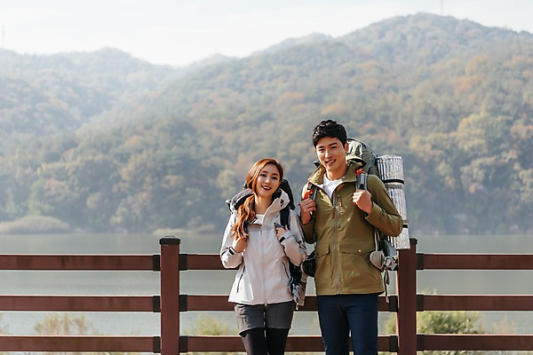 포토 JPG 주간 커플 응시 여자 남자 여행 배낭 난간 산 아웃도어 서기 미소 사람 풍경 상반신 20대 성인 야외 두명 앞모습 아웃포커스 강 기댐 한국인 가을 성인만 강천섬 국내포토 여주시 자연요소 시선 계절 뷰포인트 섬 가방 관계 모션 촬영기법 표정 동양인 청년 경기도 파일형식 여주_지역