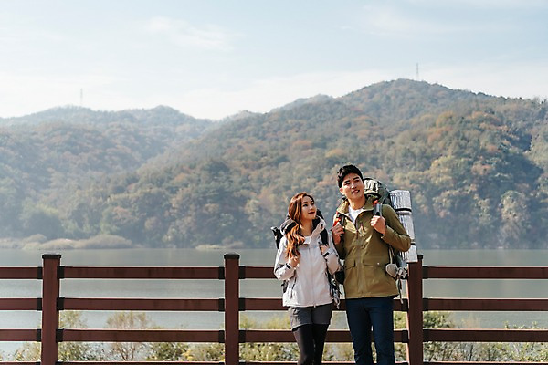 포토 JPG 주간 커플 응시 여자 남자 여행 배낭 난간 산 아웃도어 서기 미소 사람 풍경 상반신 20대 성인 야외 두명 앞모습 강 기댐 한국인 가을 잡기 성인만 강천섬 국내포토 여주시 자연요소 시선 계절 뷰포인트 섬 가방 관계 모션 표정 동양인 청년 경기도 파일형식 여주_지역