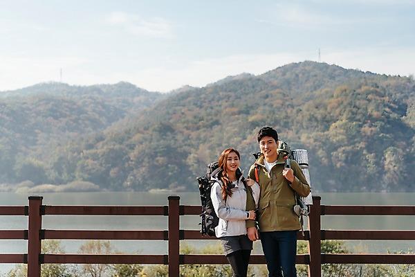 포토 JPG 주간 커플 응시 여자 남자 여행 배낭 난간 산 아웃도어 서기 미소 사람 풍경 상반신 20대 성인 야외 두명 앞모습 아웃포커스 강 팔짱 한국인 가을 성인만 강천섬 국내포토 여주시 자연요소 시선 계절 뷰포인트 섬 가방 관계 모션 촬영기법 표정 동양인 청년 경기도 파일형식 여주_지역