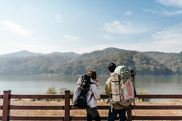 포토 자연요소 시선 계절 뷰포인트 섬 가방 관계 모션 날씨 사람 동양인 청년 경기도 파일형식 여주_지역 서기 하늘 구름 풍경 강 산 배낭 응시 턱괴기 기댐 옆모습 뒷모습 상반신 JPG 20대 주간 야외 커플 한국인 두명 성인 여자 남자 성인만 여행 여주시 강천섬 가을 아웃도어 맑음 난간 국내포토
