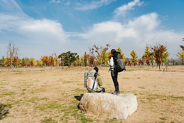 포토 JPG 주간 전신 구름 커플 응시 여자 남자 여행 배낭 하늘 단풍나무 아웃도어 서기 사람 앉기 풍경 초원 상반신 20대 성인 야외 두명 옆모습 맑음 한국인 가을 바위 성인만 강천섬 국내포토 여주시 자연요소 나무 시선 계절 뷰포인트 섬 단풍 가방 관계 모션 날씨 동양인 청년 돌_바위 경기도 파일형식 여주_지역
