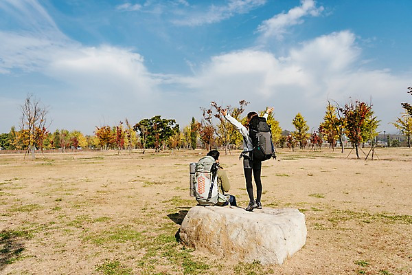 포토 JPG 주간 전신 구름 커플 여자 남자 여행 배낭 하늘 단풍나무 팔벌리기 아웃도어 서기 사람 앉기 풍경 초원 상반신 20대 성인 야외 두명 뒷모습 맑음 만세 한국인 가을 바위 성인만 강천섬 국내포토 여주시 자연요소 나무 계절 뷰포인트 섬 단풍 가방 관계 모션 날씨 동양인 청년 돌_바위 경기도 파일형식 여주_지역