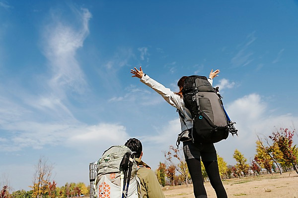 포토 JPG 주간 구름 커플 여자 남자 로우앵글 여행 배낭 하늘 단풍나무 팔벌리기 아웃도어 서기 사람 앉기 풍경 상반신 20대 성인 야외 두명 뒷모습 맑음 만세 한국인 가을 즐거움 성인만 강천섬 국내포토 여주시 자연요소 나무 계절 감정 뷰포인트 섬 단풍 가방 관계 모션 날씨 동양인 청년 경기도 파일형식 여주_지역