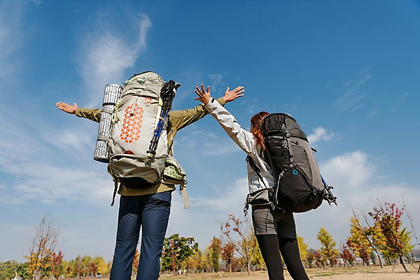 포토 JPG 주간 구름 커플 여자 남자 로우앵글 여행 배낭 하늘 단풍나무 팔벌리기 아웃도어 서기 사람 풍경 상반신 20대 성인 야외 두명 뒷모습 맑음 만세 한국인 가을 성인만 강천섬 국내포토 여주시 자연요소 나무 계절 뷰포인트 섬 단풍 가방 관계 모션 날씨 동양인 청년 경기도 파일형식 여주_지역