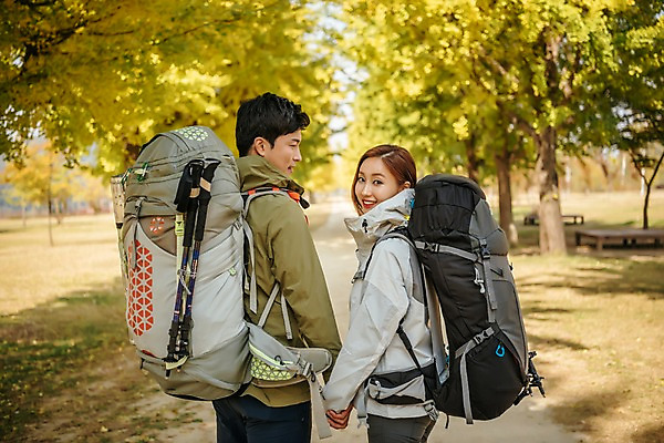 포토 JPG 주간 커플 응시 여자 남자 여행 배낭 단풍나무 아웃도어 서기 미소 사람 풍경 상반신 20대 성인 야외 두명 옆모습 뒷모습 가을풍경 손잡기 다정 트래킹 한국인 가을 가로수 은행나무 성인만 강천섬 국내포토 여주시 자연요소 나무 시선 계절 뷰포인트 섬 컨셉 단풍 가방 관계 모션 레저 표정 동양인 청년 경기도 파일형식 여주_지역 가을_계절