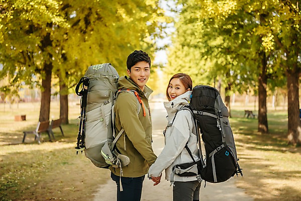 포토 JPG 주간 커플 응시 여자 남자 여행 배낭 단풍나무 아웃도어 서기 미소 사람 풍경 초원 상반신 20대 성인 야외 두명 옆모습 가을풍경 손잡기 다정 트래킹 한국인 가을 가로수 은행나무 성인만 강천섬 국내포토 여주시 자연요소 나무 시선 계절 뷰포인트 섬 컨셉 단풍 가방 관계 모션 레저 표정 동양인 청년 경기도 파일형식 여주_지역 가을_계절