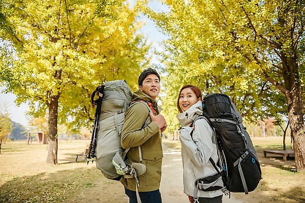 포토 JPG 주간 커플 응시 여자 남자 여행 배낭 단풍나무 아웃도어 미소 사람 풍경 초원 상반신 20대 성인 야외 두명 옆모습 걷기 가을풍경 트래킹 한국인 가을 잡기 뒤돌아보기 가로수 은행나무 성인만 강천섬 국내포토 여주시 자연요소 나무 시선 계절 뷰포인트 섬 단풍 가방 관계 모션 레저 표정 동양인 청년 경기도 파일형식 여주_지역 가을_계절