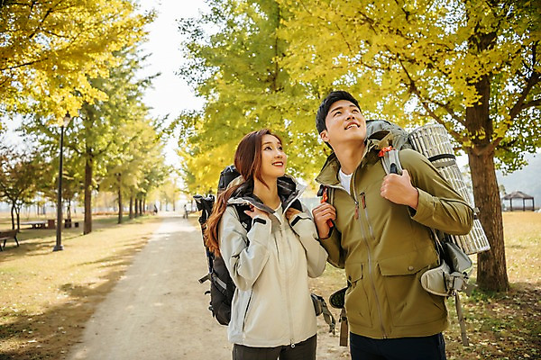 포토 JPG 주간 커플 응시 여자 남자 여행 배낭 단풍나무 아웃도어 서기 미소 사람 풍경 잔디 초원 상반신 20대 성인 야외 두명 앞모습 가을풍경 트래킹 한국인 올려보기 가을 잡기 가로수 은행나무 성인만 강천섬 국내포토 여주시 자연요소 나무 식물 시선 계절 뷰포인트 섬 단풍 가방 관계 모션 레저 표정 동양인 청년 경기도 파일형식 여주_지역 가을_계절