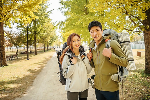 포토 JPG 주간 커플 응시 여자 남자 여행 배낭 단풍나무 아웃도어 서기 미소 사람 풍경 상반신 20대 성인 야외 두명 앞모습 가을풍경 트래킹 점퍼 한국인 가을 잡기 가로수 은행나무 성인만 강천섬 국내포토 여주시 자연요소 나무 시선 계절 뷰포인트 섬 단풍 가방 관계 모션 레저 표정 동양인 청년 외투 경기도 파일형식 여주_지역 가을_계절