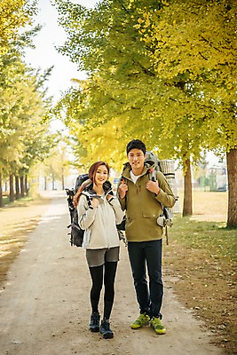 포토 JPG 주간 전신 커플 응시 여자 남자 여행 배낭 단풍나무 아웃도어 서기 미소 사람 풍경 20대 성인 야외 두명 앞모습 가을풍경 트래킹 한국인 가을 가로수 은행나무 성인만 강천섬 국내포토 여주시 자연요소 나무 시선 계절 뷰포인트 섬 단풍 가방 관계 모션 레저 표정 동양인 청년 경기도 파일형식 여주_지역 식물 잡화 잎 한국 인종 아시아 나라