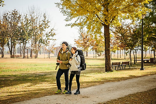 포토 JPG 주간 전신 커플 응시 공원 여자 남자 여행 벤치 배낭 단풍나무 아웃도어 미소 사람 풍경 초원 20대 성인 야외 두명 옆모습 걷기 가을풍경 트래킹 한국인 가을 가로수 은행나무 성인만 강천섬 국내포토 여주시 자연요소 나무 시선 계절 공공시설 뷰포인트 섬 단풍 의자 가방 관계 모션 레저 표정 동양인 청년 경기도 파일형식 여주_지역 가을_계절
