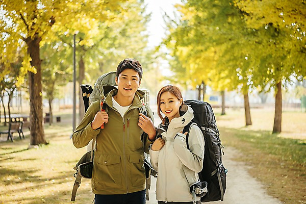 포토 JPG 주간 커플 응시 여자 남자 여행 배낭 단풍나무 아웃도어 서기 미소 사람 풍경 상반신 20대 성인 야외 두명 앞모습 가을풍경 트래킹 한국인 가을 가로수 은행나무 성인만 강천섬 국내포토 여주시 자연요소 나무 시선 계절 뷰포인트 섬 단풍 가방 관계 모션 레저 표정 동양인 청년 경기도 파일형식 여주_지역 가을_계절