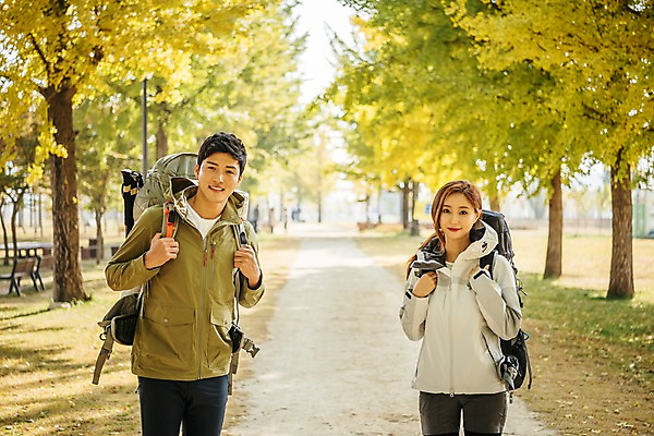 포토 JPG 주간 커플 응시 여자 남자 여행 배낭 단풍나무 아웃도어 서기 미소 사람 풍경 상반신 20대 성인 야외 두명 앞모습 가을풍경 트래킹 산책로 한국인 가을 가로수 은행나무 성인만 강천섬 국내포토 여주시 자연요소 나무 시선 계절 길 뷰포인트 섬 단풍 가방 관계 모션 레저 표정 동양인 청년 경기도 파일형식 여주_지역 가을_계절