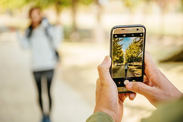 포토 자연요소 손 계절 뷰포인트 섬 관계 레저 촬영기법 사람 동양인 청년 핸드폰 스마트기기 촬영 경기도 파일형식 여주_지역 아웃포커스 스마트폰 사진촬영 근접촬영 신체부위 양손 JPG 20대 주간 야외 커플 한국인 두명 성인 여자 남자 성인만 여행 여주시 강천섬 트래킹 가을 국내포토