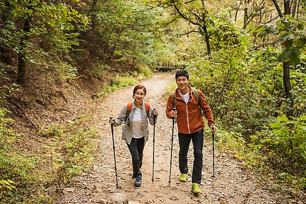 포토 JPG 주간 전신 커플 응시 여자 남자 여행 배낭 아웃도어 미소 사람 풍경 20대 성인 취미 야외 두명 앞모습 걷기 등산 한국인 가을 숲속 오르기 숲길 등산스틱 성인만 파사성 국내포토 여주시 자연요소 시선 계절 길 뷰포인트 가방 관계 모션 표정 동양인 청년 트래킹 성 숲 등산용품 경기도 파일형식 여주_지역
