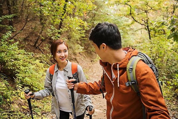 포토 JPG 주간 커플 응시 여자 남자 여행 배낭 아웃도어 미소 사람 풍경 상반신 20대 성인 취미 야외 두명 앞모습 옆모습 마주보기 걷기 등산 한국인 가을 숲속 오르기 숲길 등산스틱 성인만 파사성 국내포토 여주시 자연요소 시선 계절 길 뷰포인트 가방 관계 모션 표정 동양인 청년 트래킹 성 숲 등산용품 경기도 파일형식 여주_지역