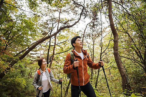 포토 JPG 주간 커플 응시 여자 남자 여행 배낭 아웃도어 미소 사람 풍경 상반신 20대 성인 취미 야외 두명 옆모습 걷기 등산 한국인 가을 숲속 숲 오르기 등산스틱 성인만 파사성 국내포토 여주시 자연요소 시선 계절 뷰포인트 가방 관계 모션 표정 동양인 청년 트래킹 성 등산용품 경기도 파일형식 여주_지역