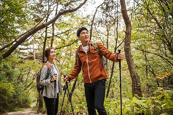 포토 JPG 주간 커플 응시 여자 남자 여행 배낭 아웃도어 미소 사람 풍경 상반신 20대 성인 취미 야외 두명 앞모습 옆모습 걷기 등산 한국인 가을 숲속 오르기 숲길 등산스틱 성인만 파사성 국내포토 여주시 자연요소 시선 계절 길 뷰포인트 가방 관계 모션 표정 동양인 청년 트래킹 성 숲 등산용품 경기도 파일형식 여주_지역