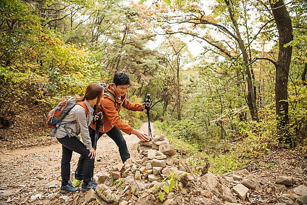 포토 JPG 주간 전신 커플 응시 여자 남자 여행 배낭 아웃도어 서기 미소 사람 풍경 20대 성인 취미 야외 두명 옆모습 쌓기 등산 한국인 가을 석탑 숲속 숲길 돌무더기 등산스틱 소원탑 성인만 파사성 국내포토 여주시 자연요소 시선 계절 길 뷰포인트 가방 관계 모션 표정 동양인 청년 탑 트래킹 돌_바위 성 숲 등산용품 경기도 파일형식 여주_지역
