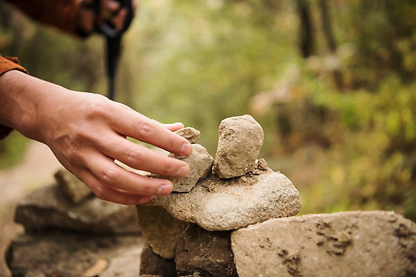 포토 JPG 주간 손 남자 여행 한손 한명 사람 근접촬영 20대 성인 야외 아웃포커스 신체부위 쌓기 가을 조약돌 잡기 석탑 올리기 소원탑 성인남자한명만 파사성 국내포토 여주시 자연요소 1 계절 뷰포인트 모션 촬영기법 청년 탑 돌_바위 성 경기도 남자한명만 성인남자만 파일형식 여주_지역