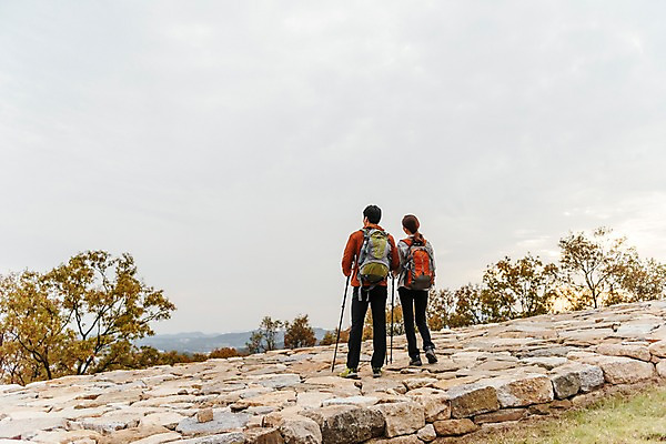 포토 JPG 주간 전신 커플 응시 여자 남자 여행 배낭 휴식 아웃도어 서기 사람 풍경 20대 성인 취미 야외 두명 뒷모습 등산 한국인 가을 돌길 등산스틱 성인만 파사성 국내포토 여주시 자연요소 시선 계절 길 뷰포인트 컨셉 가방 관계 모션 동양인 청년 트래킹 성 등산용품 경기도 파일형식 여주_지역